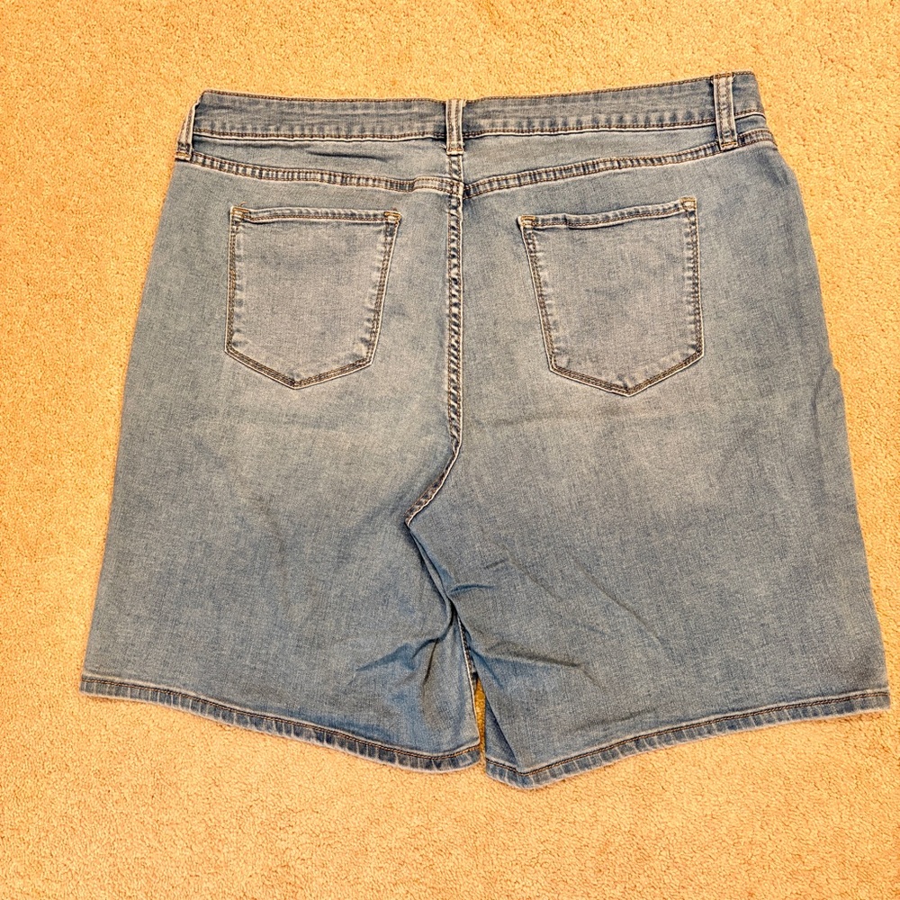 Croft Barrow Bermuda Blue Denim Jean Shorts Womens Size 18 Light Wash Stretch - Picture 3 of 8